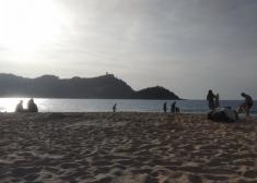 Altavoces en la playa 