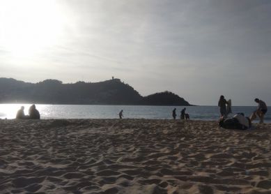 Altavoces en la playa 