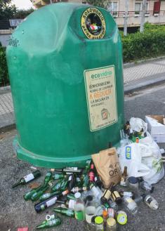 Contenedor de botellas lleno