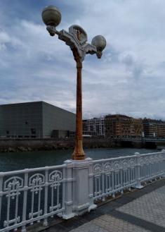 Chapuza en restauración de barandilla de Paseo Salamanca