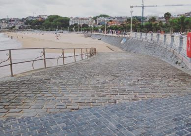 Inaccesibidad para personas con discapacidad para acceder a la playa.