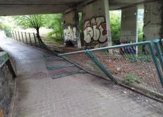 Vallado caído ocupando paso peatonal Paseo Izostegi