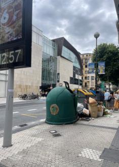 Basura por el suelo en la calle Urbieta