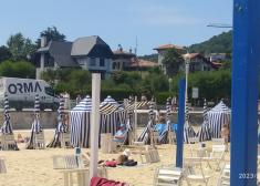 Día soleado sin toldos en Ondarreta