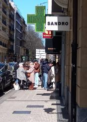 Calle Bergara acera peatonal atascada