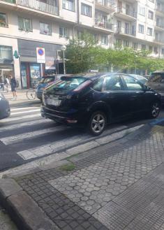 Coche aparcado en paso de cebra