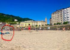 Campos de voleibol descontrolados en la Zurriola 