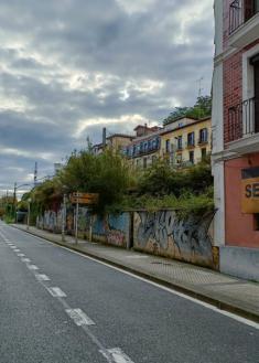 Locales y solar abandonados en Gros 