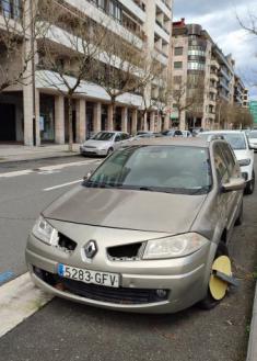 Coche con cepo en José María Sert.