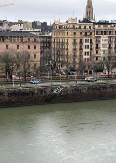 Pintada en las escaleras del río Urumea