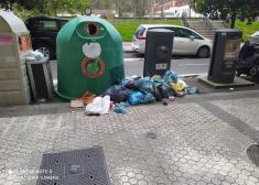 Basuras sin recoger en el barrio de Loiola