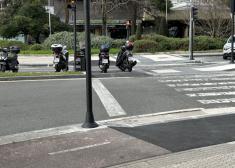 Bidegorri sin delimitar el aparcamiento de motos