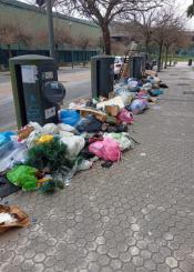 Basura en las aceras de Riberas de loiola