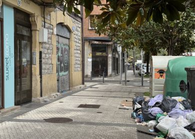 Basuras 10 dias en el suelo sin recoger en Loiola