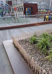 Estacas en plaza Arroka