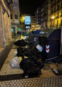 Basuras en mitad de la calle