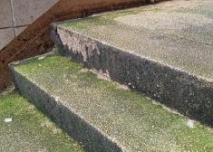 Escaleras sucias cale Autonomía a La Salud