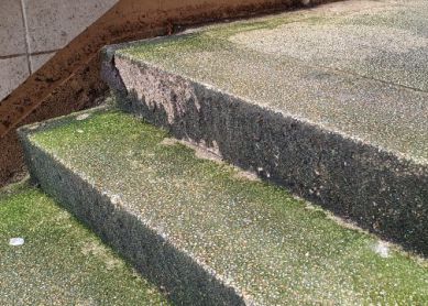Escaleras sucias cale Autonomía a La Salud