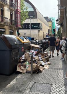 Calle llena de basura