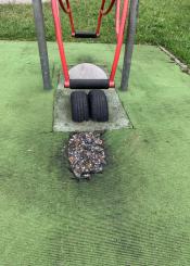 Parque infantil deteriorado 