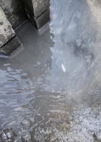 El agua sale blanca en las fuentes de Errenteria 