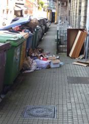 Basuras en la calle del lujo, intxaurrondo