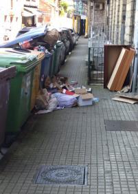 Basuras en la calle del lujo, intxaurrondo
