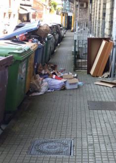 Basuras en la calle del lujo, intxaurrondo