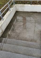 Escaleras del pasadizo de Renfe en Herrera