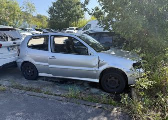 Coche abandonado en Belartza
