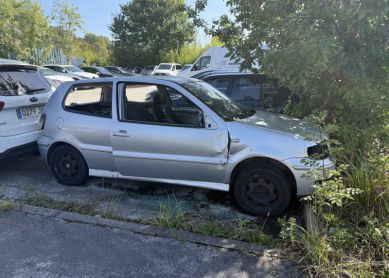 Coche abandonado en Belartza