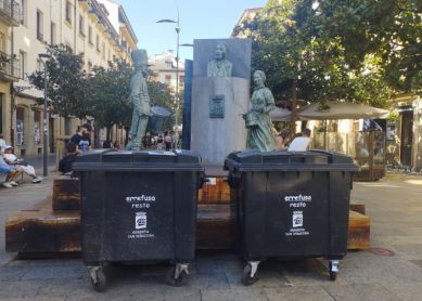 Contenedores en la plaza Sarriegi 