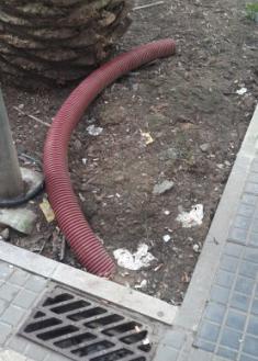 Trabajos inacabados y abandono de jardines en la plaza de los Amezketa