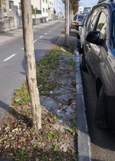 Acera rota , al lado de aparcamiento ota