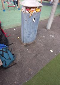 En la ikastola Zuhazti niños conviviendo con basura