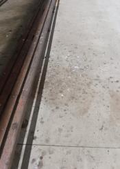 Suciedad vergonzosa en frontón de Ibaeta