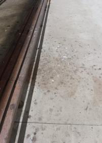 Suciedad vergonzosa en frontón de Ibaeta