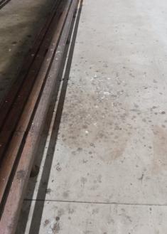 Suciedad vergonzosa en frontón de Ibaeta