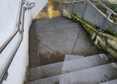 ESCALERAS SIEMPRE CON CHARCOS CON LLUVIA