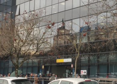 Colas en el edificio de la seguridad social 