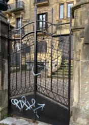 Descerebrados pintando las puertas 