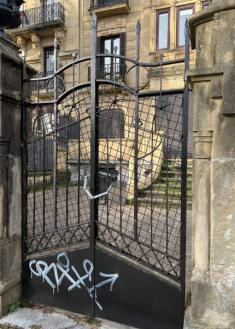 Descerebrados pintando las puertas 