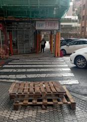 Palés tapando arqueta abierta