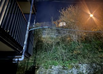 Tendido eléctrico atado a la barandilla de un balcón