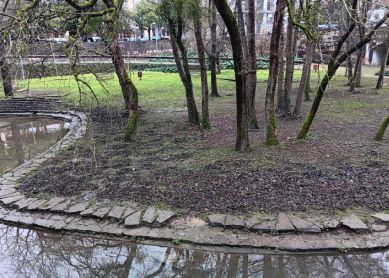 Suciedad en la plaza Zubimusu