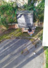 Basura en la trasera de las casas inglesas en Bera Bera