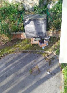 Basura en la trasera de las casas inglesas en Bera Bera