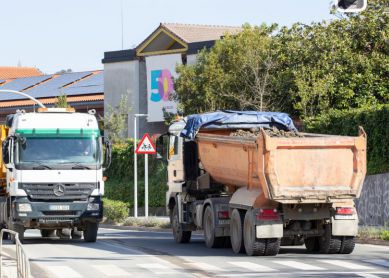 Camiones sin toldo generan polvo, ruido y riesgo junto a colegios en Hernani