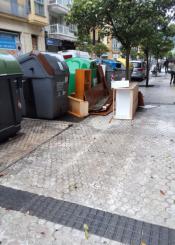 Suciedad y colapso en las aceras