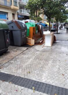 Suciedad y colapso en las aceras